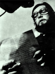 Julio Cortázar leyendo